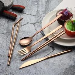 House Of Husk Reisbestek - Reis Bestekset - Chopsticks - Metalen Rietjes Met Borstel - Lepel - Vaatwasserbestendig - RVS - 7 Delig - Rose Goud -Buiten Kamperen 1200x1200 1294