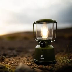 Favour L0818 Retro Camping Lamp Oplaadbaar LED, 320 Lumen, IP64 Waterdicht, Draagbare Kampeerlamp, Tentlamp, Acculamp, Traploos Dimbare Lamp Incl. Kaarslicht-modus, Groen 17 Favour L0818 Retro Camping Lamp Oplaadbaar LED, 320 Lumen, IP64 Waterdicht, Draagbare Kampeerlamp, Tentlamp, Acculamp, Traploos Dimbare Lamp Incl. Kaarslicht-modus, Groen -Buiten Kamperen 1200x1200 1312