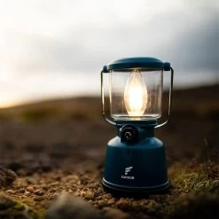 Favour L0818 Retro Camping Lamp Oplaadbaar LED, 320 Lumen, IP64 Waterdicht, Draagbare Kampeerlamp, Tentlamp, Acculamp, Traploos Dimbare Lamp Incl. Kaarslicht-modus, Blauw 16 Favour L0818 Retro Camping Lamp Oplaadbaar LED, 320 Lumen, IP64 Waterdicht, Draagbare Kampeerlamp, Tentlamp, Acculamp, Traploos Dimbare Lamp Incl. Kaarslicht-modus, Blauw -Buiten Kamperen 1200x1200 1373