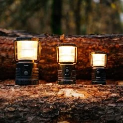 Favour L1061 Camping Lamp LED, 875 Lumen, IP64, Waterdicht, Draagbare Kampeerlamp, Tentlamp, Schokbestendig, 4 Verschillende Lichtmodi Incl Kaarslicht-modus, Afneembaar Deksel, Handig & Compact Formaat -Buiten Kamperen 1200x1200 1410