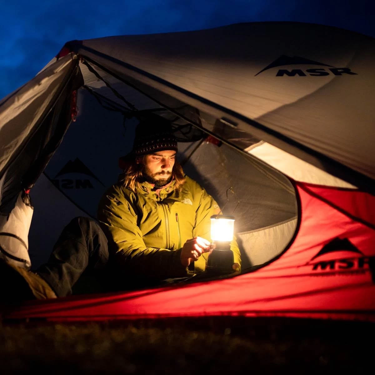 Favour L0818 Retro Camping Lamp Oplaadbaar LED, 320 Lumen, IP64 Waterdicht, Draagbare Kampeerlamp, Tentlamp, Acculamp, Traploos Dimbare Lamp Incl. Kaarslicht-modus, Zwart 9 Favour L0818 Retro Camping Lamp Oplaadbaar LED, 320 Lumen, IP64 Waterdicht, Draagbare Kampeerlamp, Tentlamp, Acculamp, Traploos Dimbare Lamp Incl. Kaarslicht-modus, Zwart - Afbeelding 7