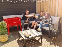 AXI Retro Cooler Rood - Koeler Met Wielen - 76L Inhoud - Koelbox Met Aftapkraan 26 AXI Retro Cooler Rood - Koeler Met Wielen - 76L Inhoud - Koelbox Met Aftapkraan -Buiten Kamperen 1200x900 3