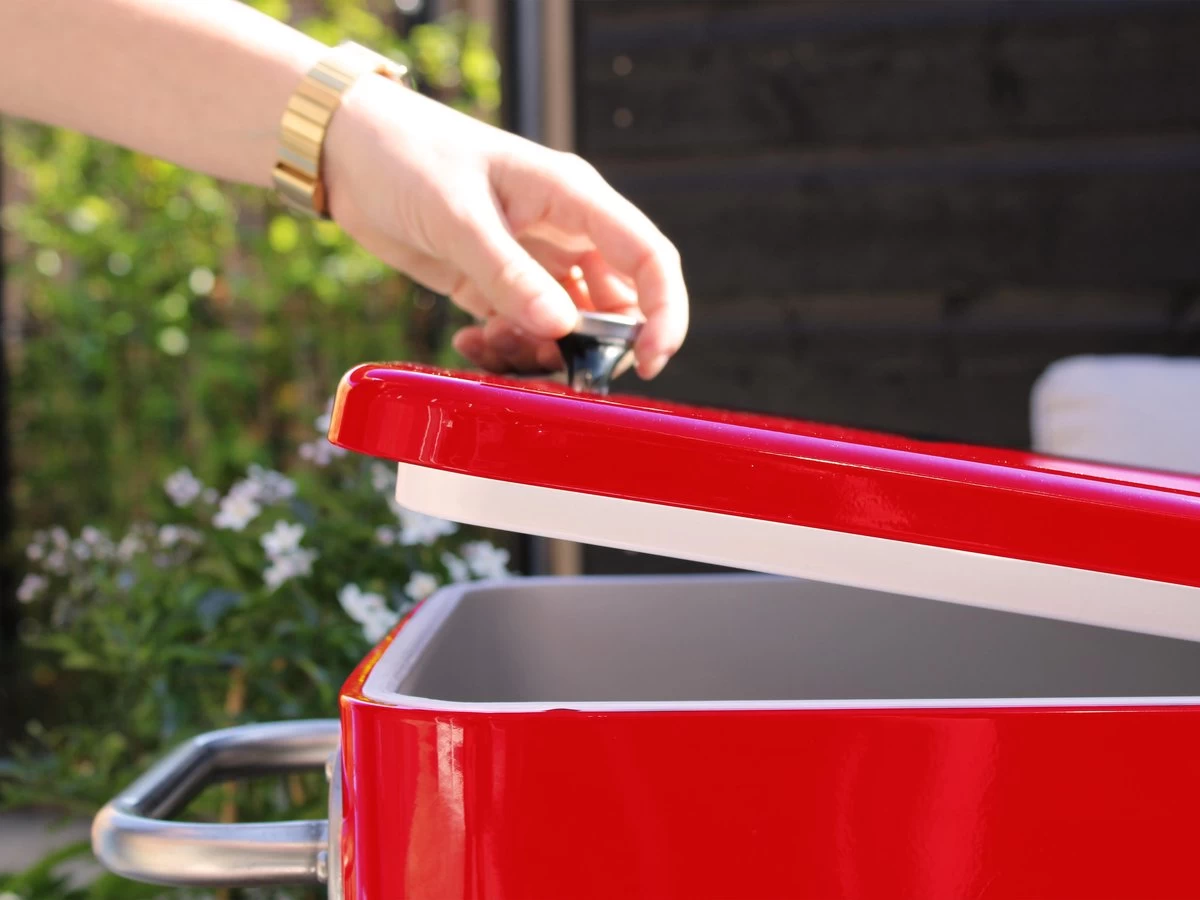AXI Retro Cooler Rood - Koeler Met Wielen - 76L Inhoud - Koelbox Met Aftapkraan 12 AXI Retro Cooler Rood - Koeler Met Wielen - 76L Inhoud - Koelbox Met Aftapkraan - Afbeelding 10