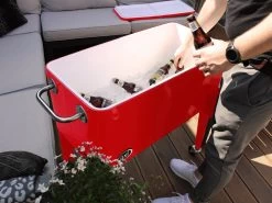 AXI Retro Cooler Rood - Koeler Met Wielen - 76L Inhoud - Koelbox Met Aftapkraan 32 AXI Retro Cooler Rood - Koeler Met Wielen - 76L Inhoud - Koelbox Met Aftapkraan -Buiten Kamperen 1200x900 6