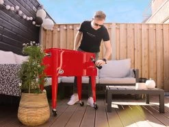 AXI Retro Cooler Rood - Koeler Met Wielen - 76L Inhoud - Koelbox Met Aftapkraan 34 AXI Retro Cooler Rood - Koeler Met Wielen - 76L Inhoud - Koelbox Met Aftapkraan -Buiten Kamperen 1200x900 8